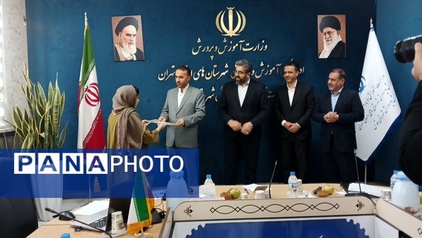 تجلیل از رتبه آوران برتر کنکور 1404در سالن جلسات اداره آموزش وپرورش شهرستان قدس