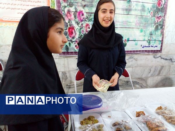  بازارچه کار آفرینی و دست سازه‌های دانش‌آموزی در دبستان دخترانه هدی