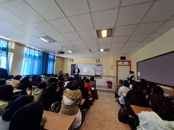 نشست دانش‌آموزی در راستای کیفیت‌بخشی به آموزش در دبیرستان دخترانه نبوت صفادشت