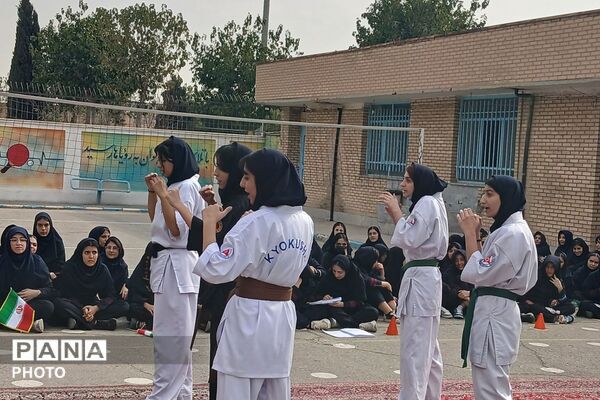المپیاد ورزشی درون مدرسه‌ای به مناسبت هفته تربیت‌بدنی در دبیرستان دخترانه فدک