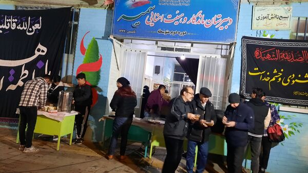 میزبانی دبیرستان سمیه از مردم به‌مناسبت ایام فاطمیه