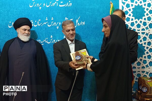  تقدیر از منتخبین منطقه‌ای و استانی