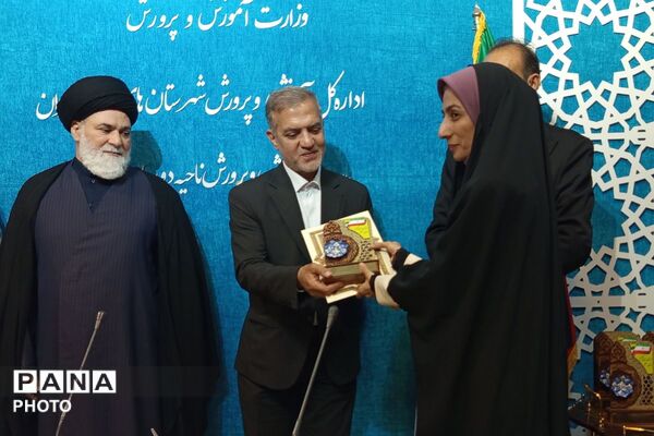  تقدیر از منتخبین منطقه‌ای و استانی