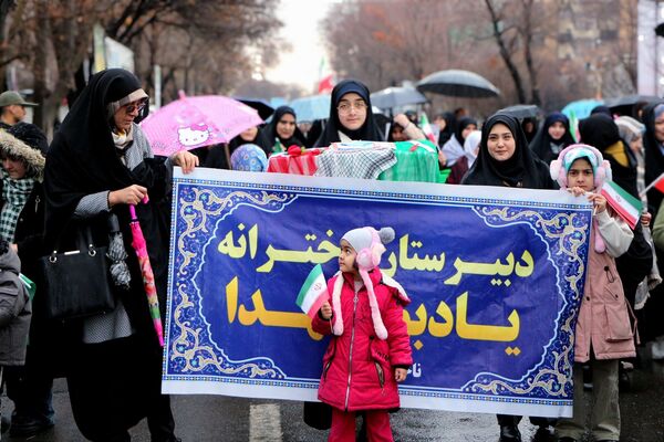 خلاقیت و نشاط دانش‌آموزی در غرفه‌های آموزش و پرورش در مسیر راهپیمایی ۲۲ بهمن
