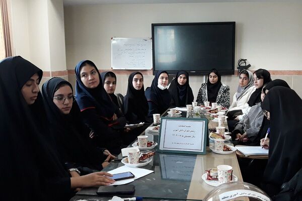رقابت دانش‌آموزان منتخب در انتخابات منطقه‌ای شورای دانش‌آموزی بهارستان دو