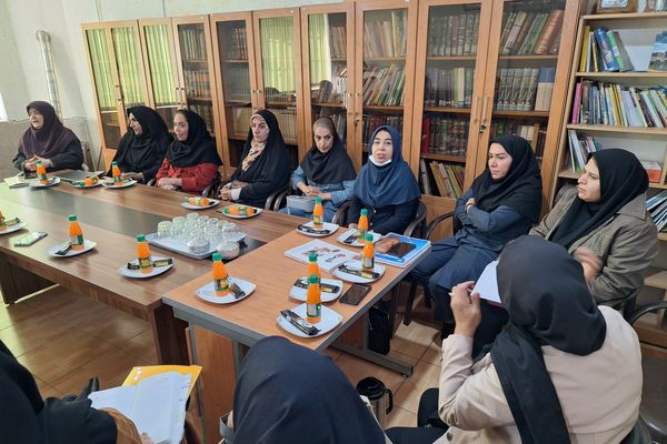 جلسه انجمن اولیا و مربیان و هیات امنا برای فردای دانش‌آموزان دبیرستان پویش شیراز 