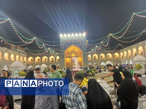 سیل عظیم زائران و مجاوران حرم امام رضا (ع) در شب ولادت یازدهمین امام شیعیان