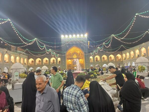 سیل عظیم زائران و مجاوران حرم امام رضا (ع) در شب ولادت یازدهمین امام شیعیان