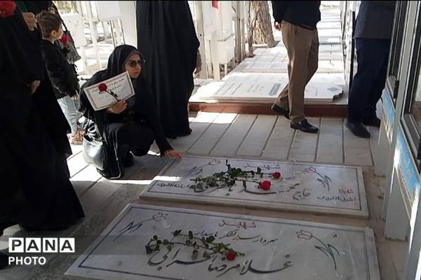 تجدید میثاق معاونین پرورشی، مربیان تربیتی و مشاورین مدارس کهریزک با آرمان‌های امام راحل و شهدا