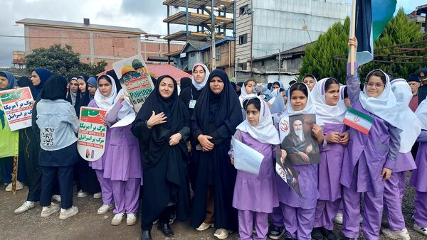 حضور پر شور نسل آینده در راهپیمایی روز دانش آموز 