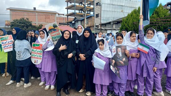 حضور پر شور نسل آینده در راهپیمایی روز دانش آموز 