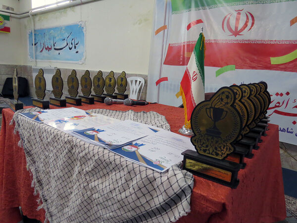 جشن انقلاب و کلنگ زنی زمین چمن دبیرستان شاهد امام حسین (ع)