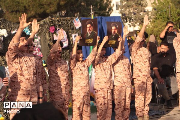 گرامیداشت شهدای دانش‌آموز میناب و حضور خانواده معظم شهدا
