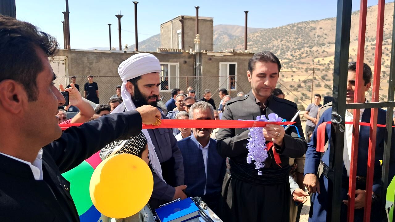 افتتاح زمین چمن مصنوعی شهدای روستای زلان به مناسبت هفته دولت