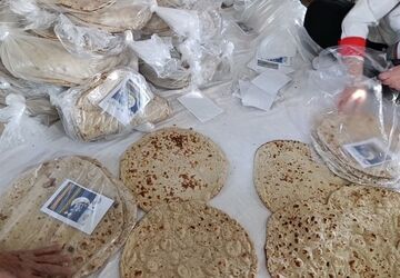 نان مهربانی در روستای آبگرمک شهرستان جم