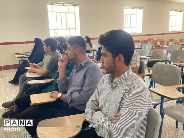 همایش تخصصی انتخاب رشته کنکور سراسری در دبیرستان انقلاب اسلامی شهرستان خاتم  