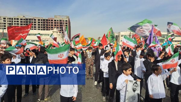 اجرای سرود در میدان شهدا به مناسبت دهه فجر