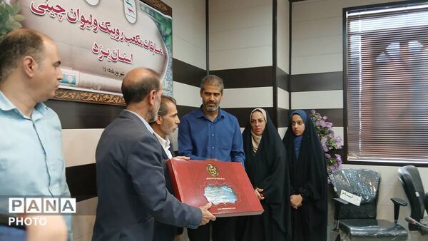 رقابت نفس‌گیر دانش‌آموزان یزدی در مسابقات مکعب روبیک و لیوان‌چینی