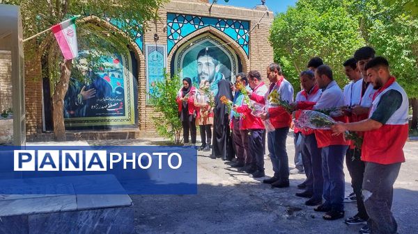 غبارروبی گلزار شهدا به‌مناسبت هفته هلال احمر در اشتهارد