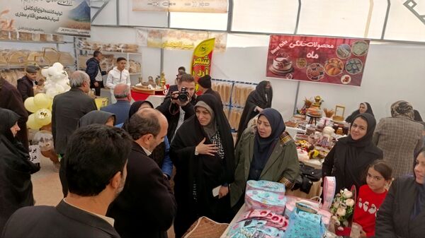 نمایشگاه یلدا در سایه‌سار چنار کهن لاهیجان تبریز گشایش یافت