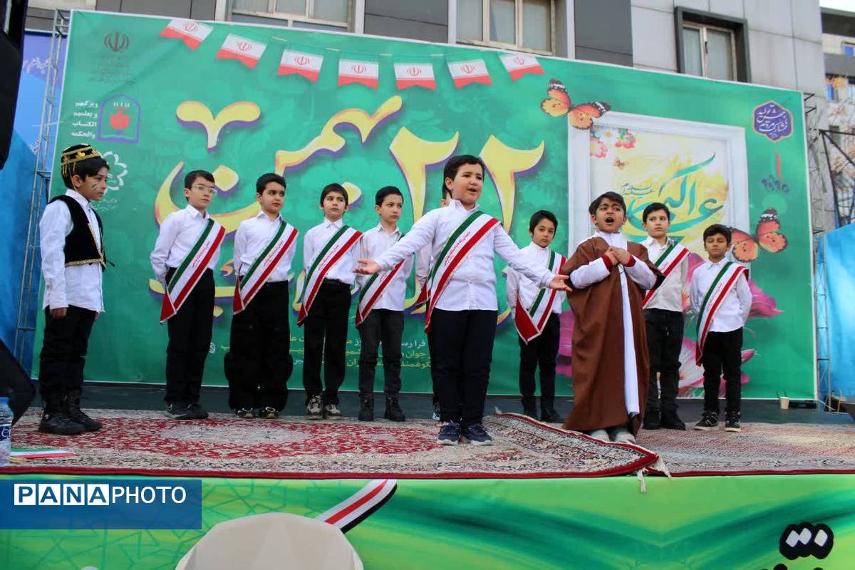 تجلی حضورفرهنگیان و دانش‌آموزان منطقه ۱۰ در جشن انقلاب