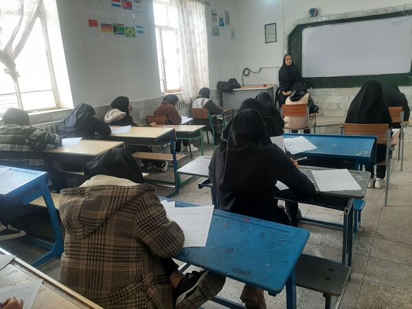 امتحانات نوبت اول دانش آموزان دبیرستان نیایش شهرستان باخرز