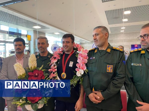 بازگشت میثم حاج بابایی قهرمان پارالمپیک به سرزمین مادری