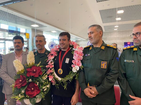 بازگشت میثم حاج بابایی قهرمان پارالمپیک به سرزمین مادری