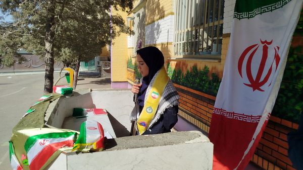 جشن‌ روز‌ دانش‌ آموز‌ در‌ دبیرستان‌ عطیه
