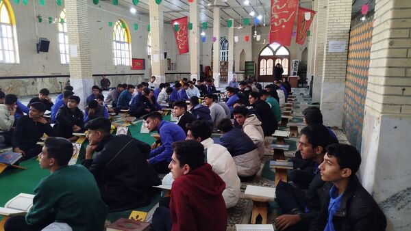 محفل انس قرآن به مناسبت نیمه شعبان و دهه فجر در مسجد جامع حاجی‌آباد 