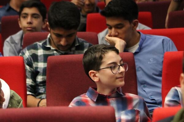 تقدیر از دانش‌آموزان برتر حوزه فرهنگی و هنری در آموزش و پرورش ناحیه یک شهرری
