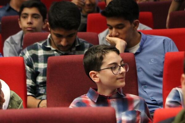تقدیر از دانش‌آموزان برتر حوزه فرهنگی و هنری در آموزش و پرورش ناحیه یک شهرری