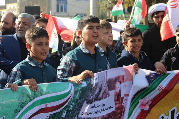 حضور پرشور دانش‌آموزان در راهپیمایی ۱۳آبان منطقه کهریزک 
