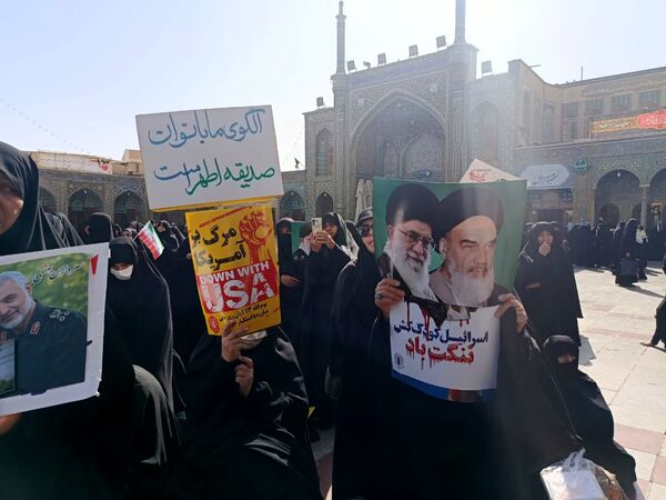جلوه هایی از حضور مردم قم در راهپیمایی یوم الله 13 آبان