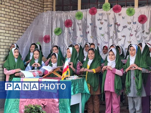 بوسه دختران روستای لالب بر دستان زحمت‌کشیده پدران