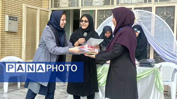 تقدیر از دانش‌آموزان برتر دبیرستان دخترانه ۱۳ آبان