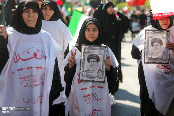 حضور دانش‌‌آموزان در چهلمین روز شهادت رهبر شهید انقلاب اسلامی