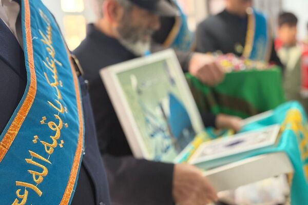 خادمان مسجد جمکران پرچم متبرک را به مدرسه شهید همت آوردند