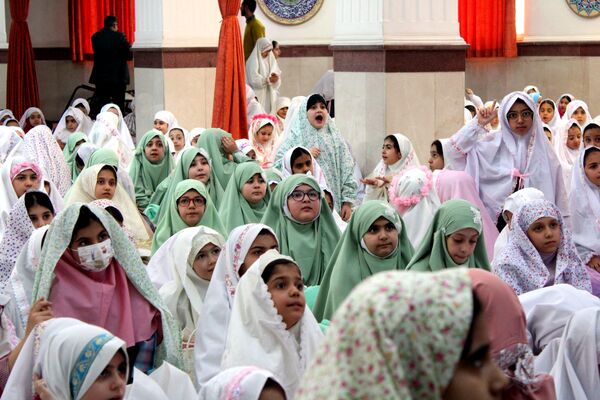 آیین جشن تکلیف دانش‌آموزان دختر شهرستان پردیس در فضایی معنوی و باشکوه
