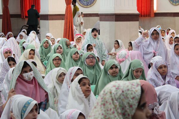 آیین جشن تکلیف دانش‌آموزان دختر شهرستان پردیس در فضایی معنوی و باشکوه