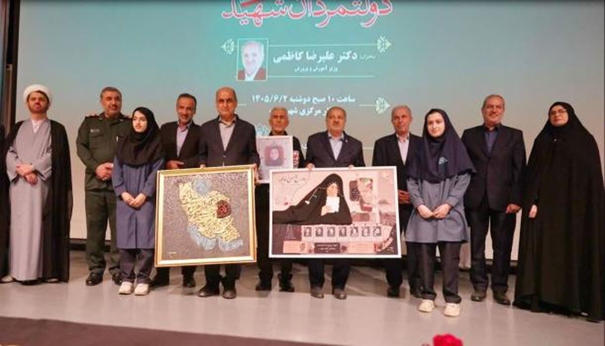 در آیین بزرگداشت شهدای دولت؛
از خانواده شهید فرهنگی «زهرا وطن‌پرست» تجلیل شد