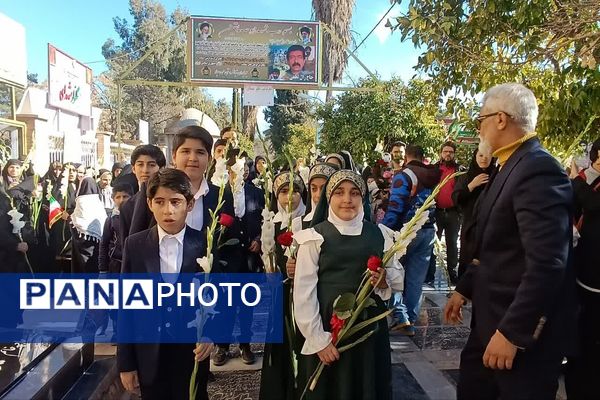 گل‌های سپاس بر مزار قهرمانان شیراز