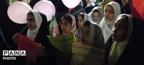 کودکان شهرستان خلیل آباد کف میدان می مانند