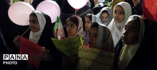 کودکان شهرستان خلیل آباد کف میدان می مانند