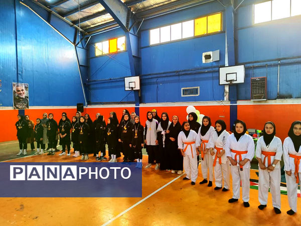 تقدیر از دختران برگزیده مسابقات ورزشی در شهر جعفریه قم