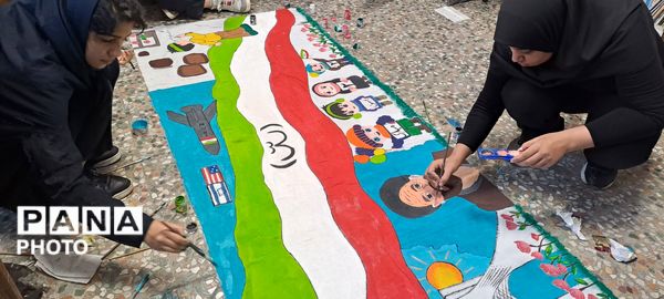  نقاشی همگانی با موضوع «ایرانِ قوی» در دبیرستان اهل‌البیت ناحیه 4 کرج 