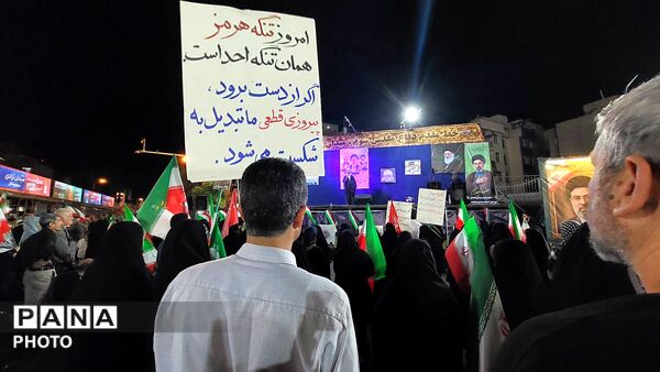 حضور گسترده مردم در تجمعات شبانه عید قربان در میدان جمهوری اسلامی 