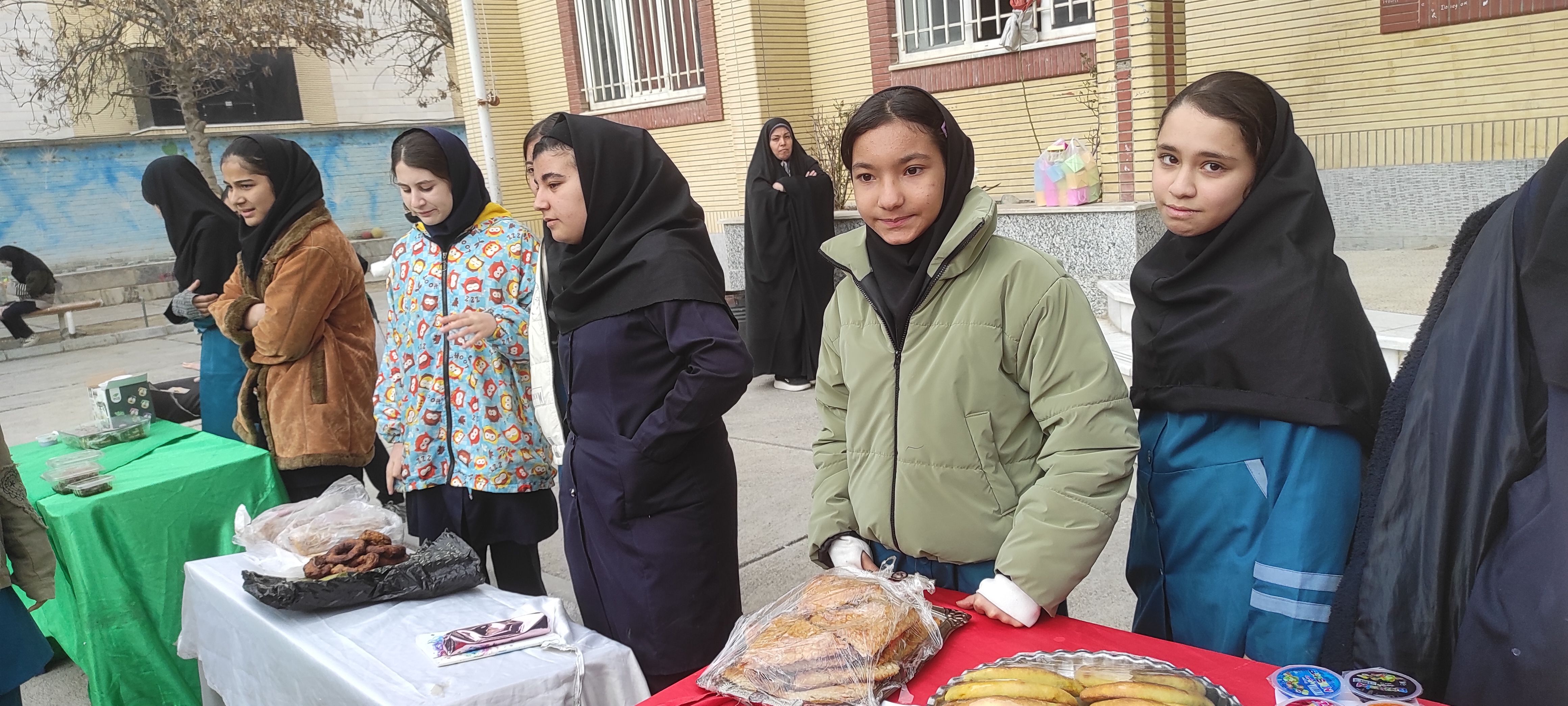 بازارچه درون مدرسه‌ای در مدرسه فاطمیه شهرستان شیروان