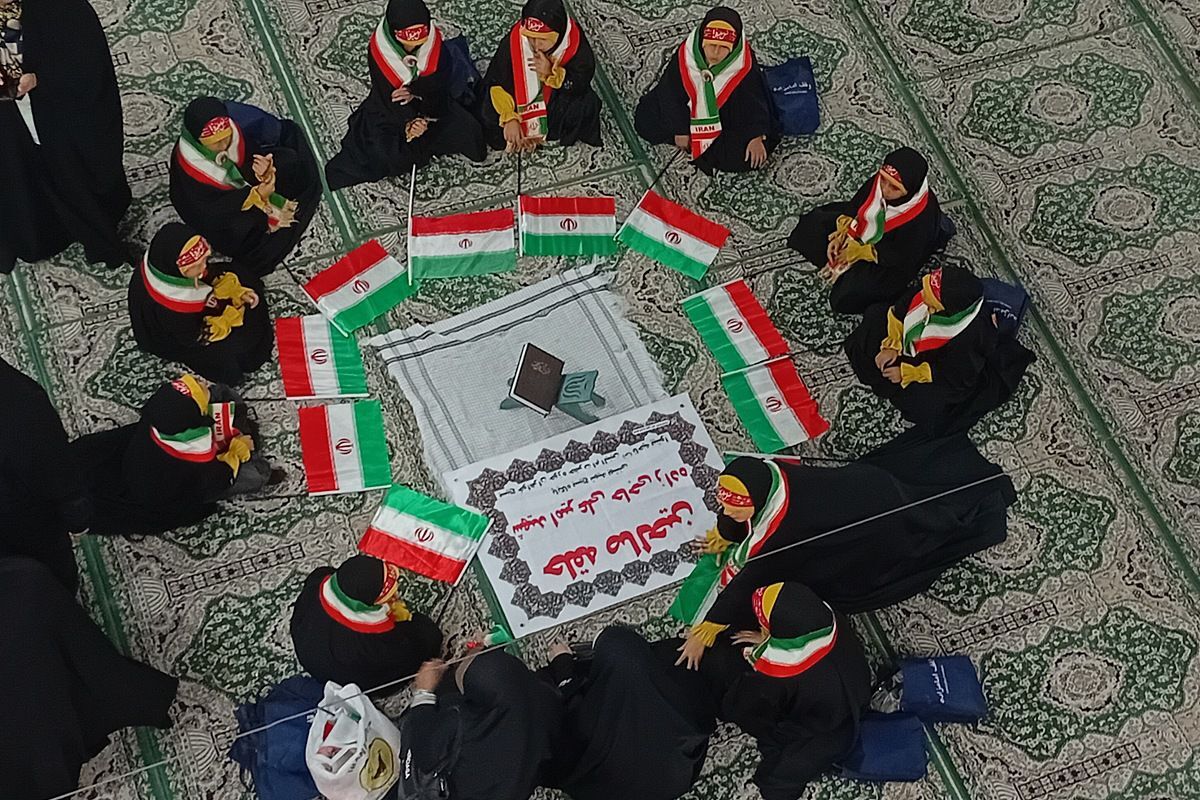 حلقه صالحین؛ روایتی از حضور و همدلی نمازگزاران پیشوا