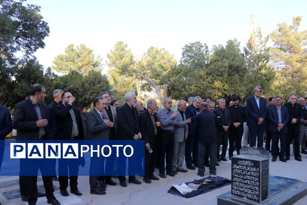 ادای احترام وزیر آموزش و پرورش و فرماندهان سپاه بر مزار سردار شهید کاظمی در بهشت رضا(ع)
